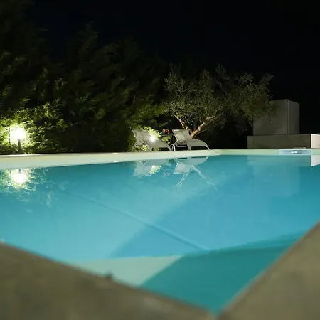 Villa Luxury La Perla - With Pool, Garden And Parking