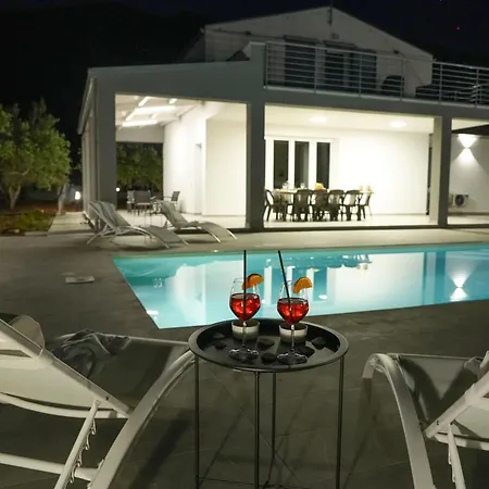 Luxury La Perla - With Pool, Garden And Parking Villa